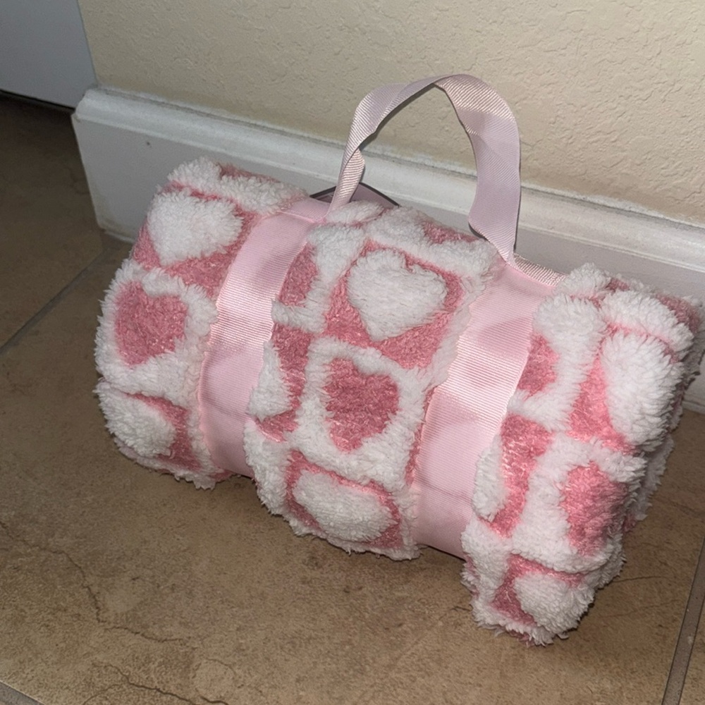 NWT pink and white  Heart Blanket 50 in x 60 in - Picture 3 of 4